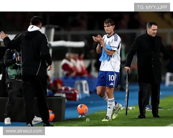 哈维西蒙斯的崛起之路:从青训天才到足球场上的新星 哈维西蒙斯的崛起之路:从青训天才到足球场上的新星